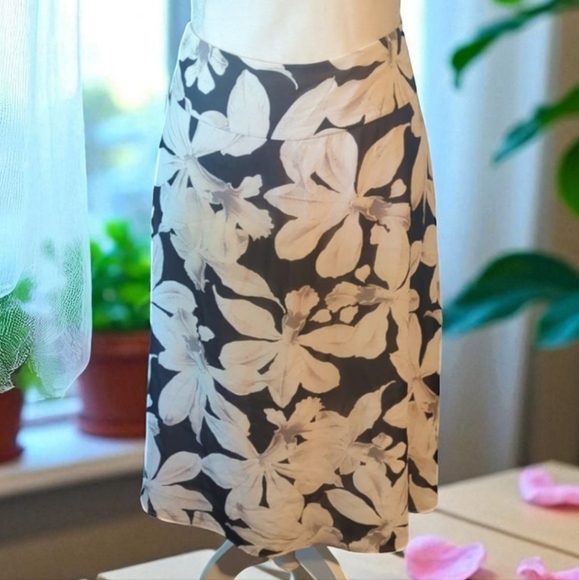 Banana Republic Tropical Skirt 100% Silk Black and Ecru Knee Length A-line Sz 12 - Picture 1 of 7